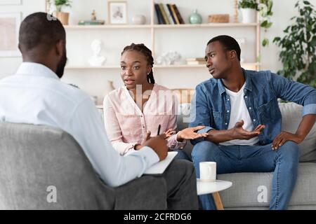 Eheliche Therapie. Irritierte Schwarze Frau Erklärt Berater Beziehungsprobleme Mit Ehemann Stockfoto