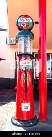 Vintage Sky Chief Gaspumpe an einer Tankstelle an der Route 66. Williams, Arizona, USA. Diese restaurierte Originalpumpe stammt aus den 1950er Jahren Stockfoto