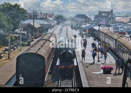 North Norfolk Railway, Sheringham, Norfolk, UK - Passagiere steigen an der Sheringham Station in einen Dampfzug ein Stockfoto
