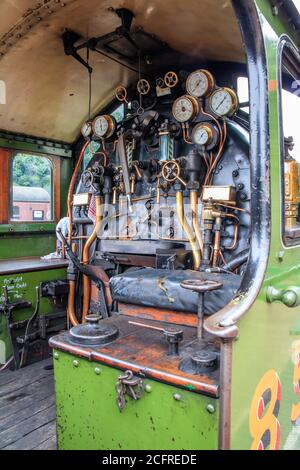 North Norfolk Railway, Sheringham, Norfolk, UK - im Fahrerhaus der Dampflokomotive der Klasse B12 LNER mit Spurweiten und Bedienelementen Stockfoto