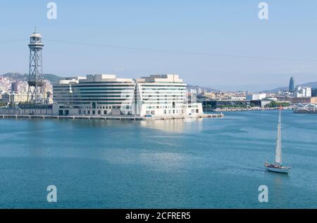 Panorama des Hafens von Barcelona mit dem Gebäude des World Trade Centers und dem Cable Car-Turm. Stockfoto