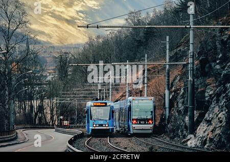 Blaue Straßenbahnen auf den Straßen von Oslo an einem Wintertag. Stockfoto