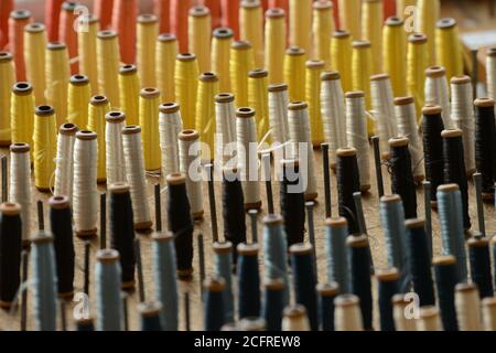 Lyon (Zentral-Ost-Frankreich): Prelle, eine in Familienbesitz befindliche Seidentextil-Fabrik. Bobbins Stockfoto