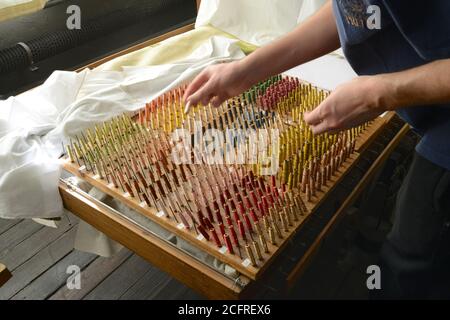 Lyon (Zentral-Ost-Frankreich): Prelle, eine in Familienbesitz befindliche Seidentextil-Fabrik. Bobbins Stockfoto