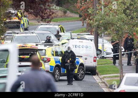 Bewaffnete Polizisten vor einem Grundstück auf der Westwood Avenue, Ipswich, ein paar Meilen von Grange Farm in Kesgrave, Suffolk, wo die Polizei zu Berichten über eine Schießerei kurz nach 8.40 Uhr an diesem Morgen gerufen wurde. Stockfoto