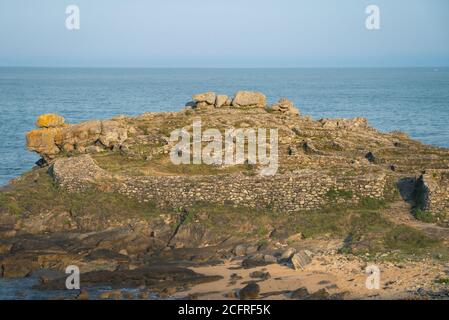 Verteidigungsmauer und Reste der typischen kreisförmigen Wohnungen Keltische Siedlungen im Baronha Castro Porto do Son Galicia Stockfoto