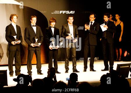 MOTORSPORT - MISCS 2009 - FFSA-PREISVERLEIHUNG / REMISE DES PRIX FFSA - VERSAILLES (FRA) - 07/12/2009 - FOTO : FREDERIC LE FLOC H / DPPI ROMAIN GROSJEAN (FRA) - SEBASTIEN BOURDAIS (FRA) - PIERRE GASLY (FRA) - JULES BIANCHI (FRA) - NICOLAS DESCHAUX (FRA) PRESIDENT DE LA FFSA - AMBIANCE PORTRAIT CREDIT: LM/DPPI/DPPI/FREDERIC LE FLOC H/ALAMY LIVE NEWS Stockfoto