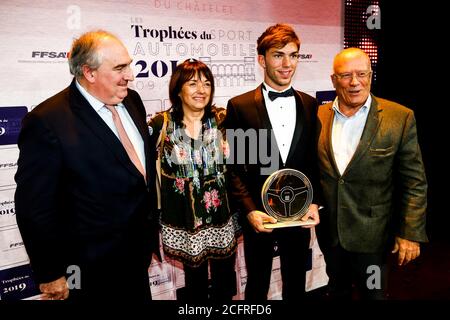 GASLY Pierre, F1 Toro Rosso Fahrer, Porträt mit seinen Eltern Jean Jacques und Pascale während der 2019 TrophÈe du Sport Automobile FFSA, Paris, 9. Dezember, Frankreich - Foto Jean Michel Le MEUR / DPPI Credit: LM/DPPI/DPPI/Jean Michel Le MEUR/Alamy Live News Stockfoto