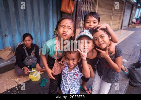 Kota Kinabalu / Malaysia - 13. Januar 2019: Gruppe glücklicher Kinder, die in den Straßen von Sabah auf die Kamera schauen Stockfoto