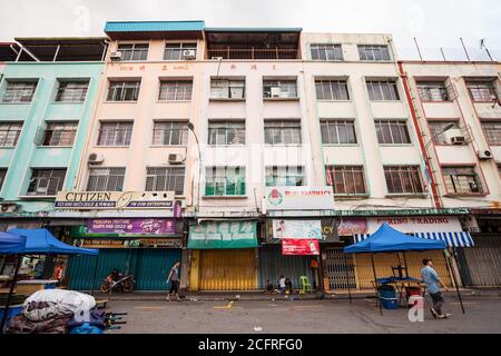 Kota Kinabalu / Malaysia - 13. Januar 2019: Wohnstraße von Kota Kinabalu mit Wohngebäude und geschlossenen Geschäften Stockfoto