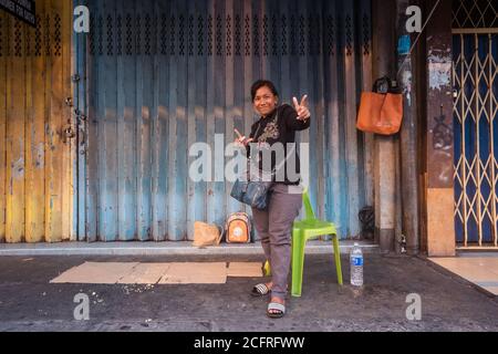 Kota Kinabalu / Malaysia - 13. Januar 2019: Porträt einer malaiischen Frau vor einem geschlossenen Laden in den Straßen von Sabah Stockfoto