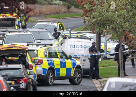 Bewaffnete Polizisten vor einem Grundstück auf der Westwood Avenue, Ipswich, ein paar Meilen von Grange Farm in Kesgrave, Suffolk, wo die Polizei zu Berichten über eine Schießerei kurz nach 8.40 Uhr an diesem Morgen gerufen wurde. Stockfoto