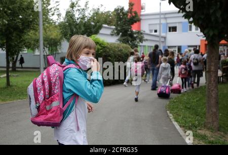 (200907) -- ZAGREB, 7. September 2020 (Xinhua) -- EIN Mädchen geht am ersten Tag des neuen Schuljahres in Zagreb, der Hauptstadt Kroatiens, am 7. September 2020 in eine Schule. Der Schulunterricht in Kroatien wurde seit Mitte März aufgrund des Ausbruchs von COVID-19 unterbrochen. Trotz des jüngsten Wiederauflebens der Epidemie hat die kroatische Regierung alle Schulen am 7. September 2020 eröffnet. (Emica Elvedji/Pixsell über Xinhua) Stockfoto