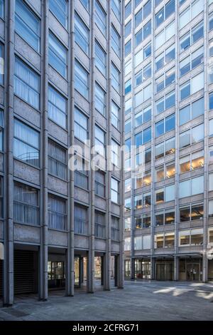 Blick auf den Wohnblock und den Hauptturm, betont die Vertikalität der Struktur. The Economist Building, London, Großbritannien. Archit Stockfoto