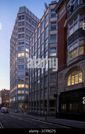 Schräge Ansicht des Wohnblocks und des Hauptturms, von Bury Street, betont die Vertikalität der Struktur, vor der Renovierung. Der Stockfoto