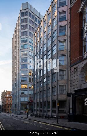 Schräge Ansicht des Wohnblocks und des Hauptturms, von Bury Street, betont die Vertikalität der Struktur, vor der Renovierung. Der Stockfoto