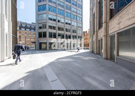 Renoviert und umbenannt plaza, The Smithson, Blick durch Bury Street auf der linken Seite und Rider Street auf der rechten Seite. Terrakotta-Gebäude typisch für Stockfoto