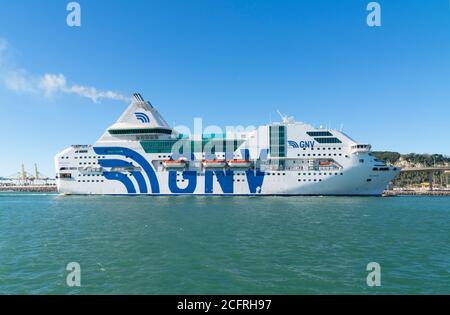 Die Fähre Rhapsody fährt am 22. Dezember 2019 in den Hafen von Barcelona ein. Stockfoto