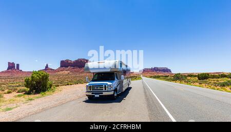 Camper Van auf landschaftlich schöner Fahrt im Monument Valley Navajo Park, Utah, USA Stockfoto