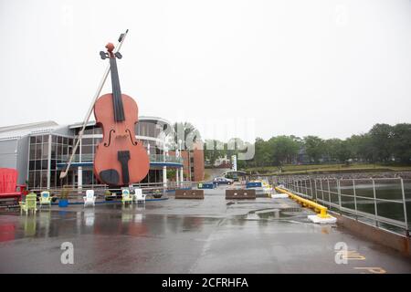 18. August 2020 - Sydney, Cape Breton, Kanada: Die Big Fiddle und Sydneys Uferpromenade mit Tourismus-Informationszentrum Stockfoto