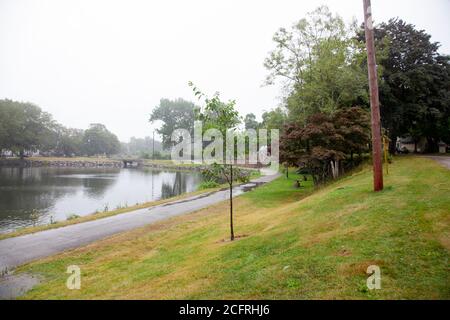 18. August 2020- Sydney, Cape Breton: Ein grauer Sommertag in der Nähe des Pavillons und Teiches im Wentworth Park Stockfoto