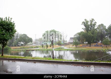 18. August 2020- Sydney, Cape Breton, Kanada: Blick über einen der Teiche zu einem Spielplatz im Wentworth Municipal Park in Cape Breton Stockfoto