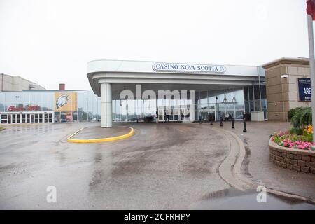 18. August 2020- Sydney, Cape Breton, Kanada: Außenansicht des Sydney Casino und Centre 200 an einem regnerischen Tag Stockfoto