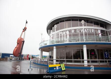 18. August 2020- Sydney, Cape Breton, Kanada: Blick von außen auf das Restaurant Geschmack auf dem Wasser und auch die Wahrzeichen Riesengeide Stockfoto