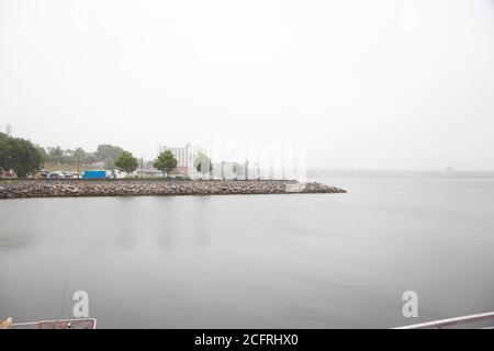 18. August 2020- Sydney, Cape Breton, Kanada: Auf der Esplanade Street am Ufer von Sydney, Blick auf die Promenade an einem regnerischen Tag Stockfoto