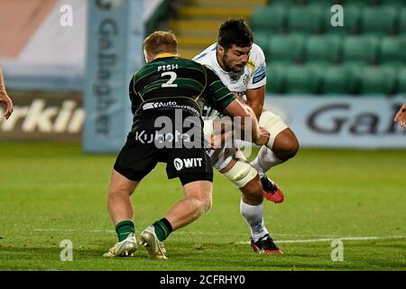 Northampton Saints Hooker James Fish (2) tackles Exeter Chiefs Lock Tom Price (19) während der englischen Meisterschaft, Gallagher Premiership Rugby Union Stockfoto