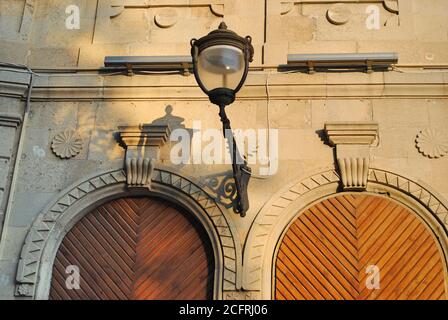 Symmetrische antike Türen in der ummauerten Stadt in Baku, UNESCO-Weltkulturerbe. Aserbaidschan Stockfoto