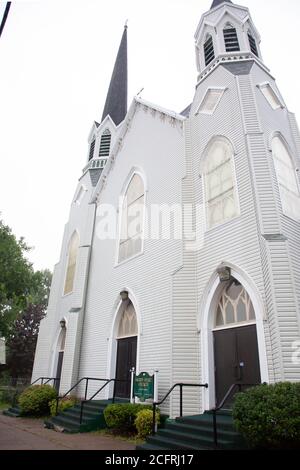 18. August 2020- Sydney, Cape Breton, Kanada:Vertikale Ansicht der Wahrzeichen Sacred Heart Catholic Church und ihrer schönen Türme in der Innenstadt von Sydney Stockfoto