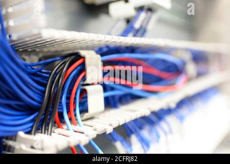 Kabel und Leitungen von einer industriellen Anlage - Fertigung und Montage von Mikroelektronik in ein High-tech-Werk Stockfoto