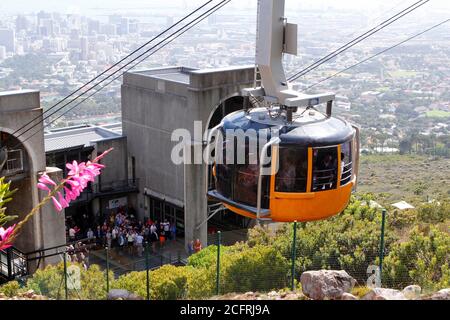 Eine Tafelberg-Seilbahn, die gerade den Berg aufsteigt. Stockfoto