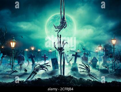 Zombie Hands Rising In In Dark Halloween Night - Friedhof Mit Vollmond Stockfoto