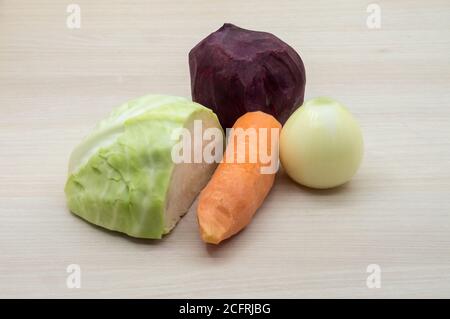 Frische Rüben mit Kohl und Karotten zur Suppe, Gemüse zum Kochen russischen Borscht Stockfoto