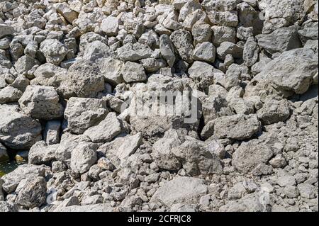 Großer Haufen von Felsen und Felsbrocken in einem Haufen Stockfoto