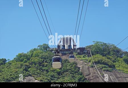 Zuckerhut, Rio De Janeiro, Brasilien, 2019. Die Seilbahnen, die Passagiere und Touristen zwischen Praia Vermelha und dem Zuckerhut Mounta transportieren Stockfoto