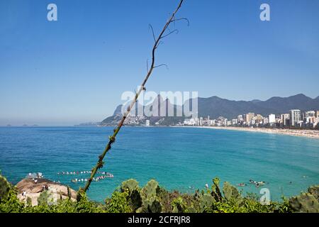 Blick von der Copacabana mit Blick auf Leblon und Ipenema Küste mit einer Favela in der Ferne. Stockfoto