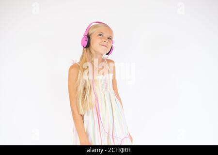 Lächelnd schönes Mädchen mit Kopfhörern auf weißem Hintergrund Stockfoto