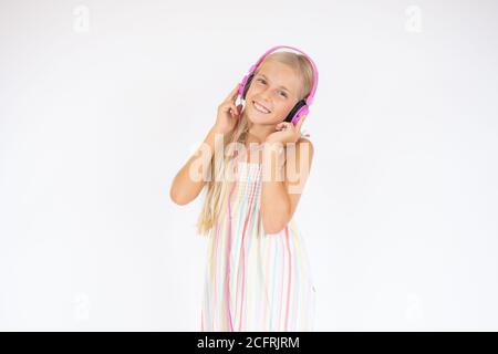 Lächelnd schönes Mädchen mit Kopfhörern auf weißem Hintergrund Stockfoto