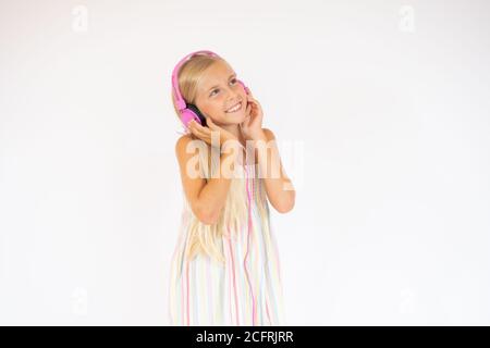 Lächelnd schönes Mädchen mit Kopfhörern auf weißem Hintergrund Stockfoto