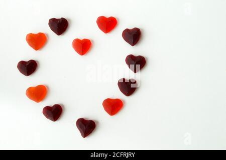 Gemischte Gelee Herz Marmelade, Hochwinkel Ansicht des Geschmacks süßen Snack auf dem weißen Hintergrund Stockfoto