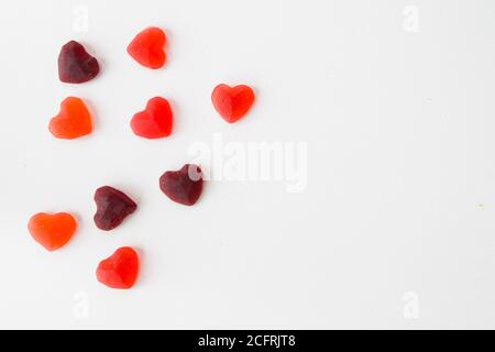 Gemischte Gelee Herz Marmelade, Hochwinkel Ansicht des Geschmacks süßen Snack auf dem weißen Hintergrund Stockfoto