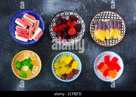 Gemischte Gelee Marmelade, hohe Winkel Ansicht des Geschmacks süßen Snack in der Schüssel Stockfoto