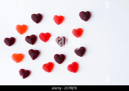 Gemischte Gelee Herz Marmelade, Hochwinkel Ansicht des Geschmacks süßen Snack auf dem weißen Hintergrund Stockfoto