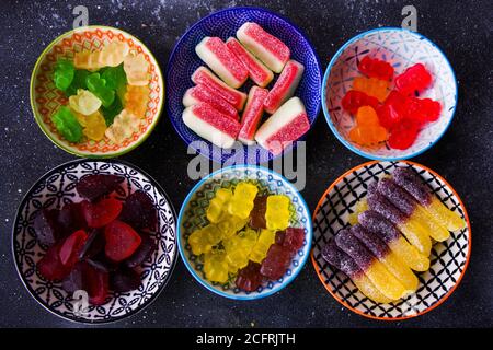 Gemischte Gelee Marmelade, hohe Winkel Ansicht des Geschmacks süßen Snack in der Schüssel Stockfoto