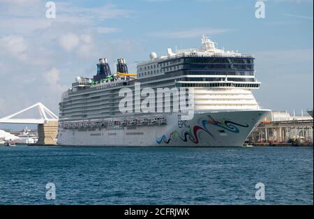 Kreuzfahrtschiff Norwegian Epic von der norwegischen Cruise Line Gesellschaft dockte im Hafen von Barcelona an. 20. Oktober 2019. Stockfoto