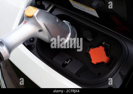 Nahaufladegerät Batterie für Elektroauto mit Softfokus und mehr Licht im Hintergrund Stockfoto