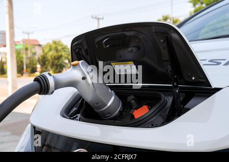 Nahaufladegerät Batterie für Elektroauto mit Softfokus und mehr Licht im Hintergrund Stockfoto